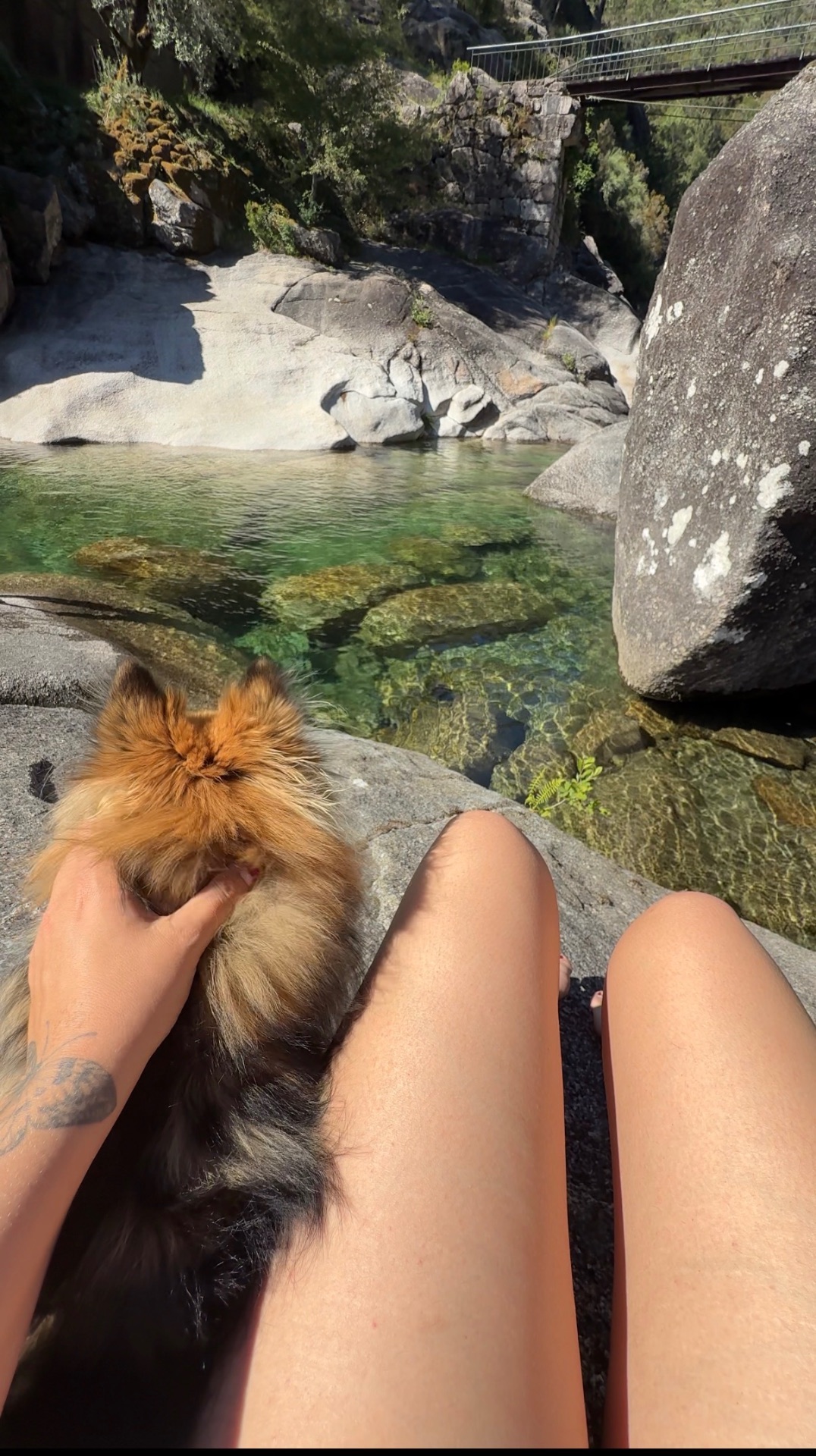 Lea mit Hund am Fluss