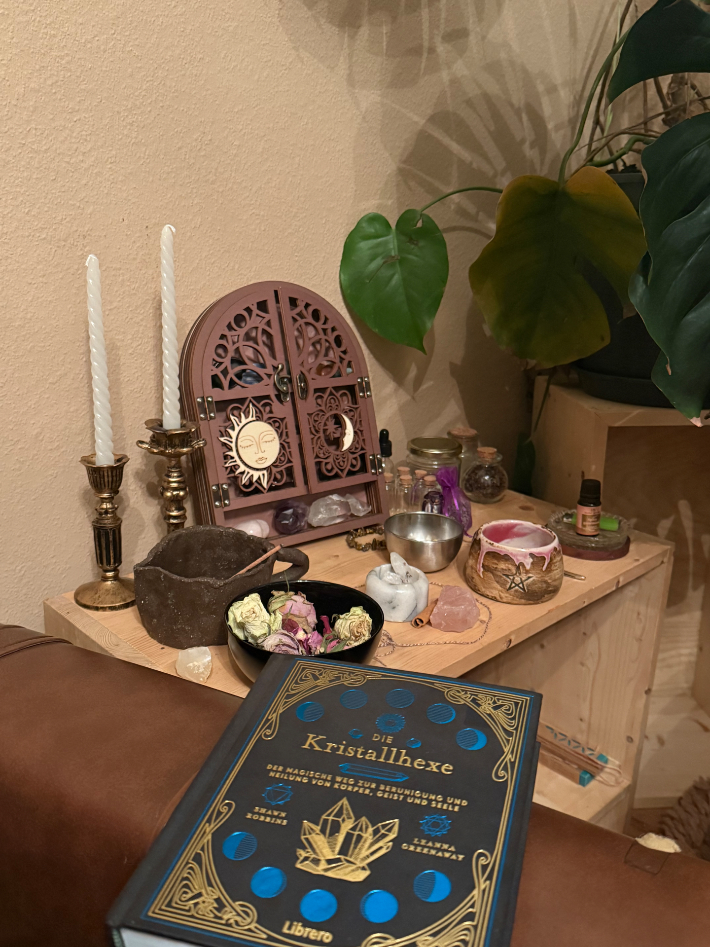 Handgeschriebener Brief mit Wachssiegel, getrocknete Rosenblüten, Lavendel und Kerze auf Leinen