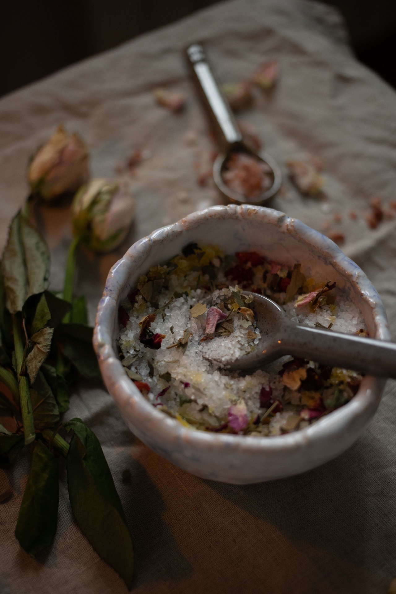 Ritualtisch mit Schlüssel, Kerze, Blüten und handgeschriebener Intention